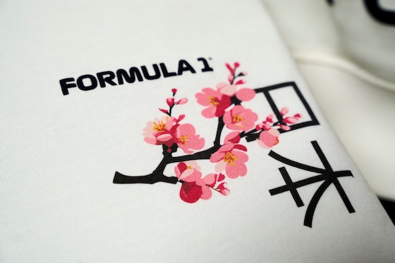 Die Sakura-Saison lässt Japan in voller Pracht erstrahlen, und der Große Preis von Japan 2025 findet auf ihrem Höhepunkt statt. Realistische Designs auf dem Kleidungsstück fangen die einzigartige Schönheit der Blüten ein, die seit Jahrhunderten in der traditionellen japanischen Kunst dargestellt werden.